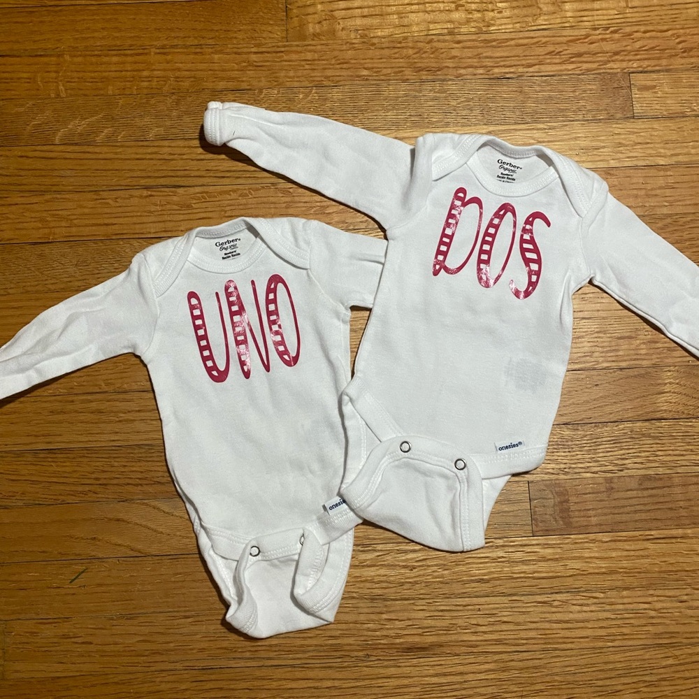 Gerber Twin outfit, UNO & DOS